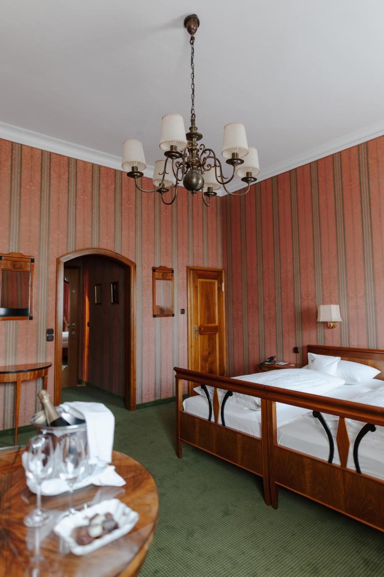 Romantik Hotel Zur Post Fuerstenfeldbruck Exteriör bild